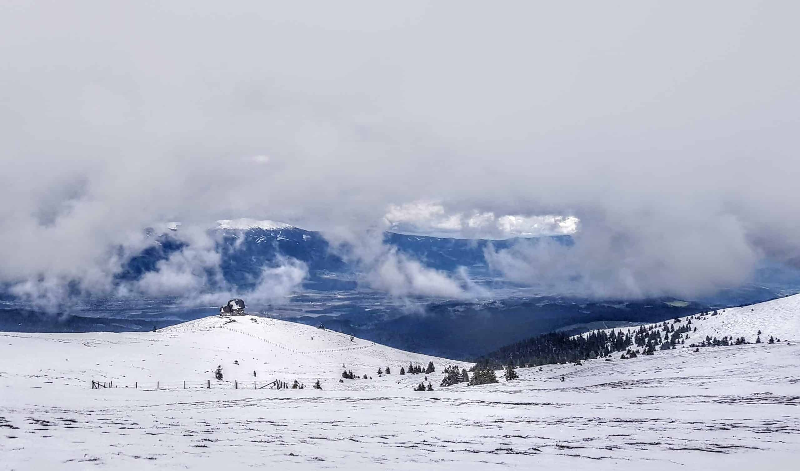 Winter Wanderung auf Saualm mit Wolfsberger Hütte und Blick auf Wolfsberg in der Urlaubsregion Lavanttal in Österreich