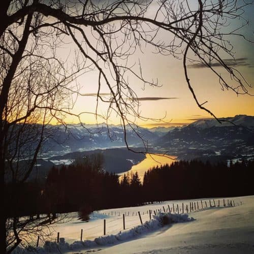 Winterwanderung mit Blick auf den Millstätter See in Kärnten - Urlaubsland Österreich.