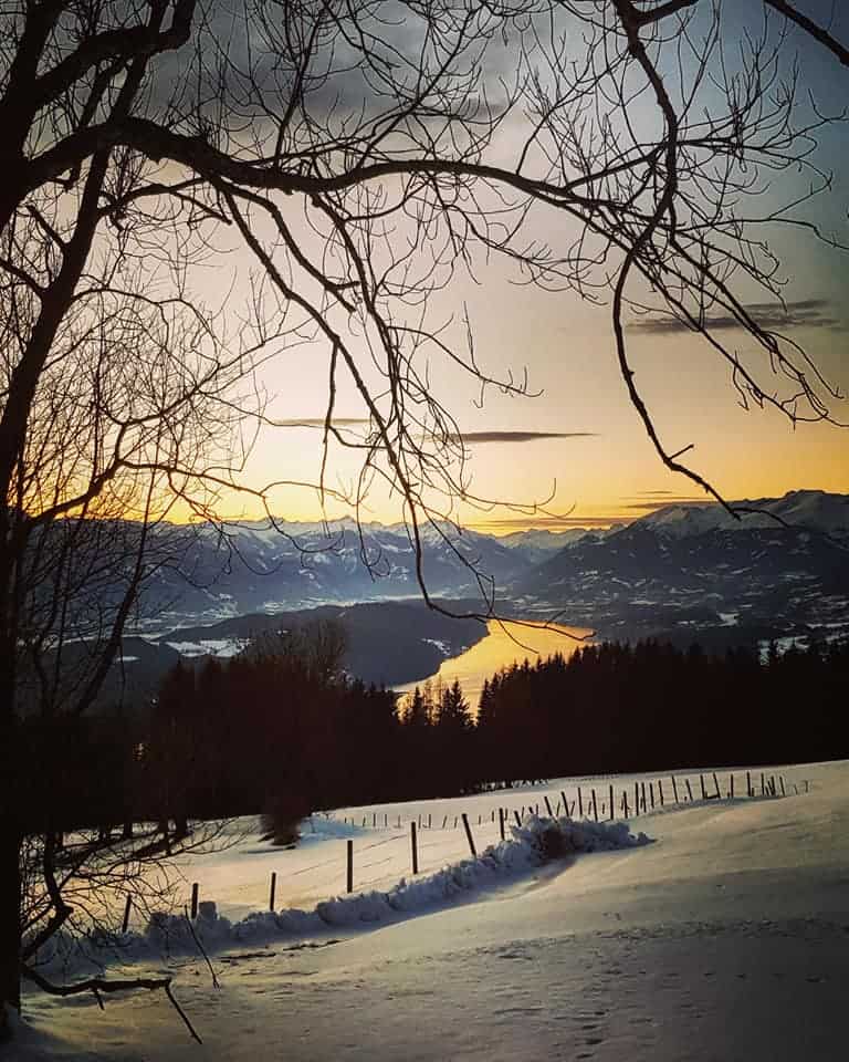 Winterwanderung mit Blick auf den Millstätter See in Kärnten - Urlaubsland Österreich.