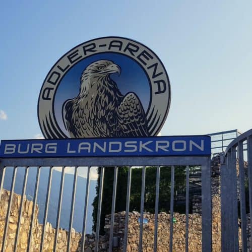 Eingang zum Ausflugsziel Adlerarena Burg Landskron in Kärnten, Nähe Villach am Ossiacher See bei Gerlitzen Alpe in Österreich