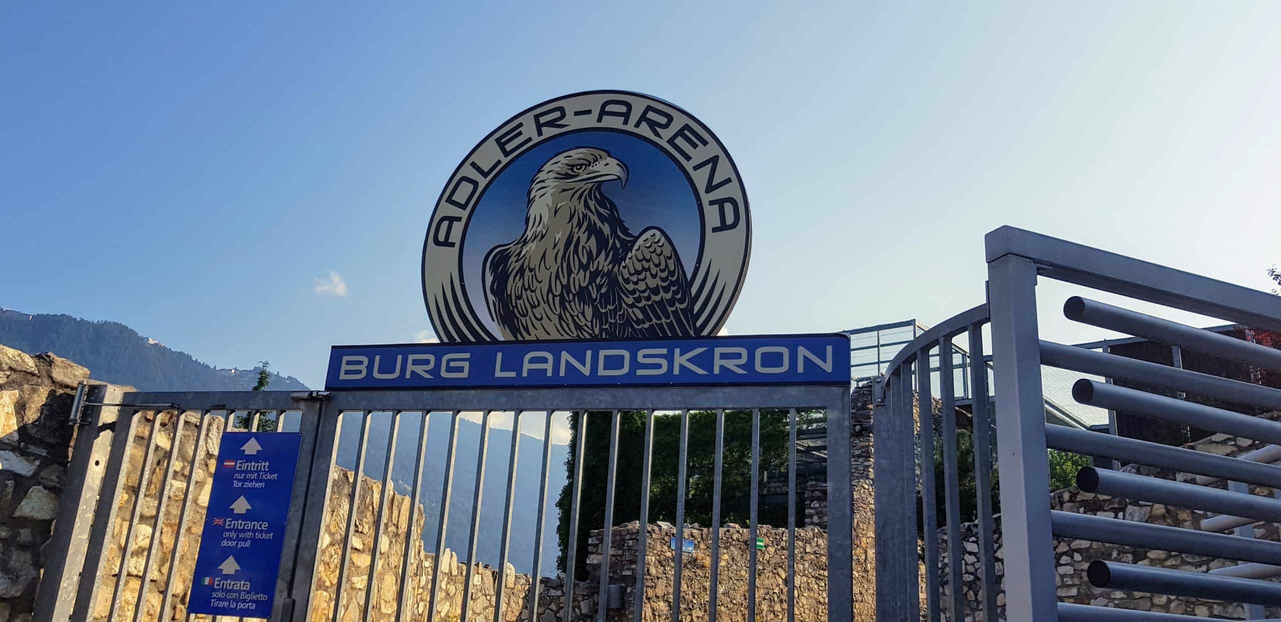 Eingang zum Ausflugsziel Adlerarena Burg Landskron in Kärnten, Nähe Villach am Ossiacher See bei Gerlitzen Alpe in Österreich