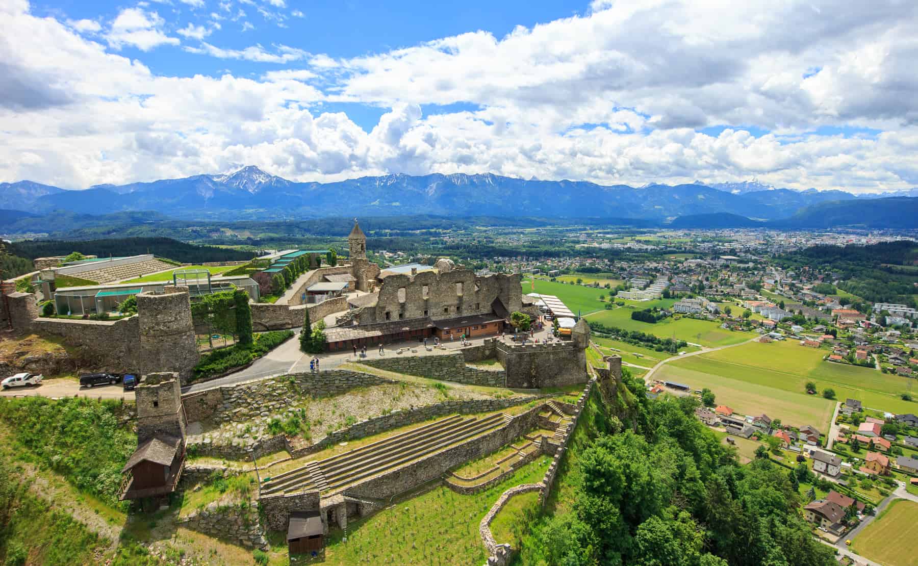 Die Burg Landskron mit Blick auf Villach, den Mittagskogel, Karawanken und Julische Alpen - Drohnenbild von Kärnten