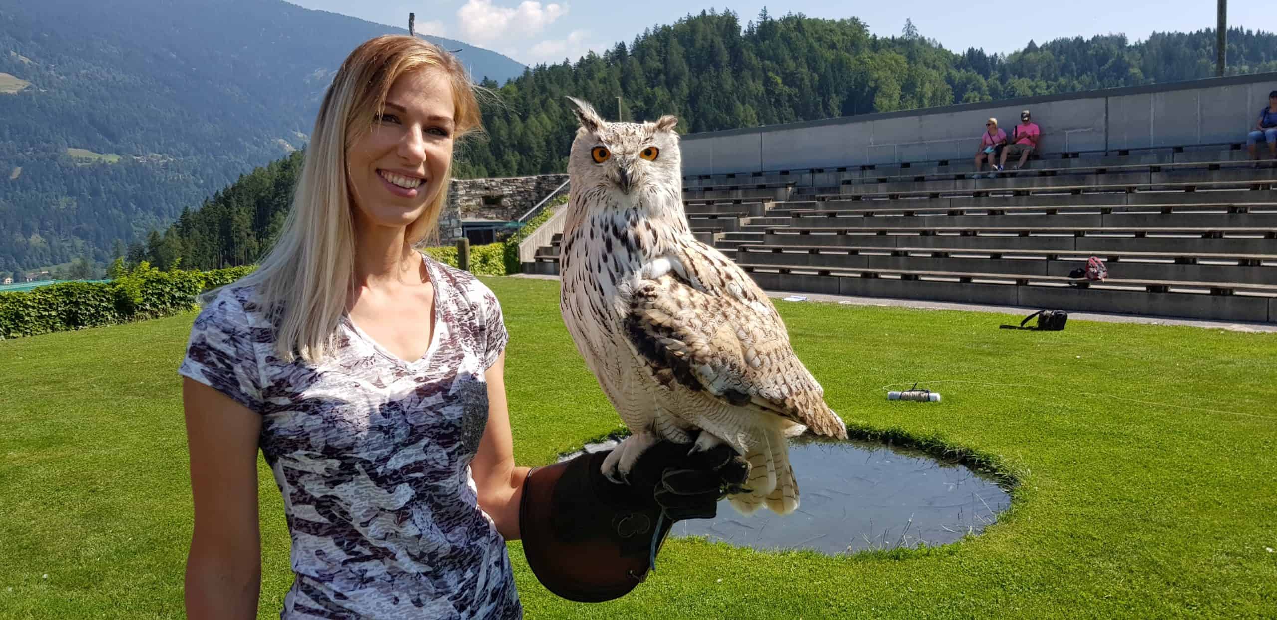 Frau mit Sibirischem Uhu in der Arena in Landskron am Ossiacher See bei Einlösung des Foto-Erlebnis-Gutscheins des Ausflugsziels