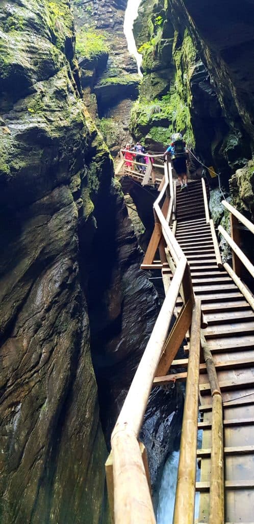 Familie mit Kindern bei Ausflug in Raggaschlucht. Sehenswürdigkeit im Nationalpark Hohe Tauern Kärnten in Flatrtach