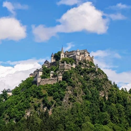 Ausflug ins Mittelalter in Österreich - Ansicht Burg Hochosterwitz in Kärnten auf Felskegel