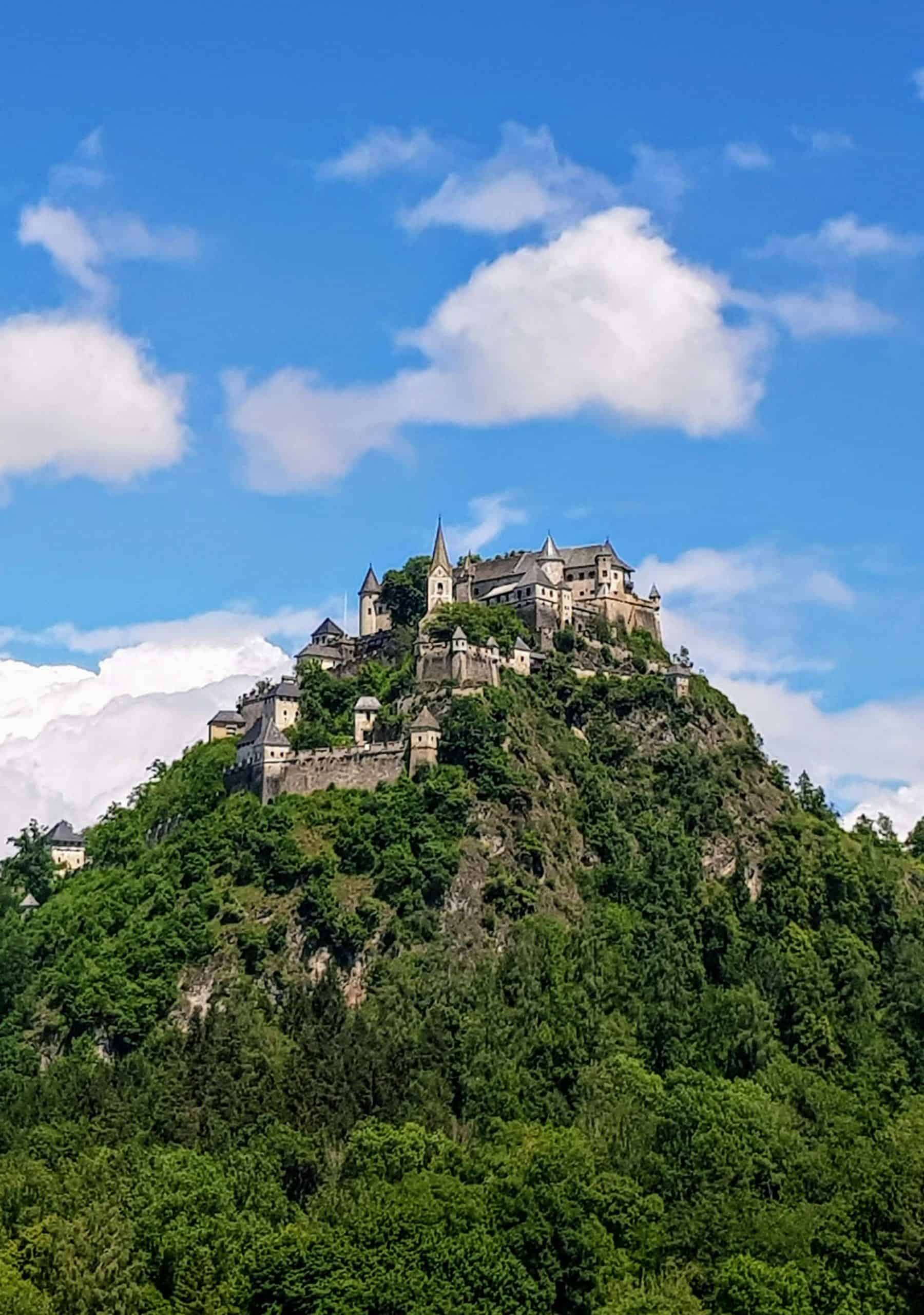 Ausflug ins Mittelalter in Österreich - Ansicht Burg Hochosterwitz in Kärnten auf Felskegel