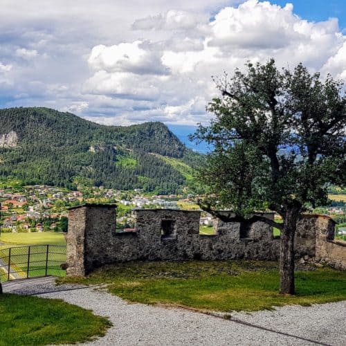 Aussicht vor dem Kirchentor auf der Burg Hochosterwitz - Sehenswürdigkeit in Österreich