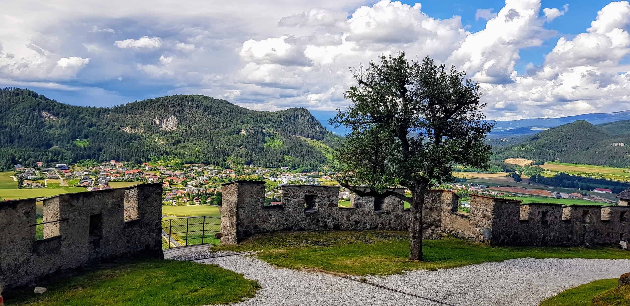 Aussicht vor dem Kirchentor auf der Burg Hochosterwitz - Sehenswürdigkeit in Österreich