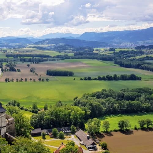 Landschaftstor mit Aussicht - eines der 14 Burgtore der Burg Hochosterwitz - Urlaub in Kärnten, Österreich