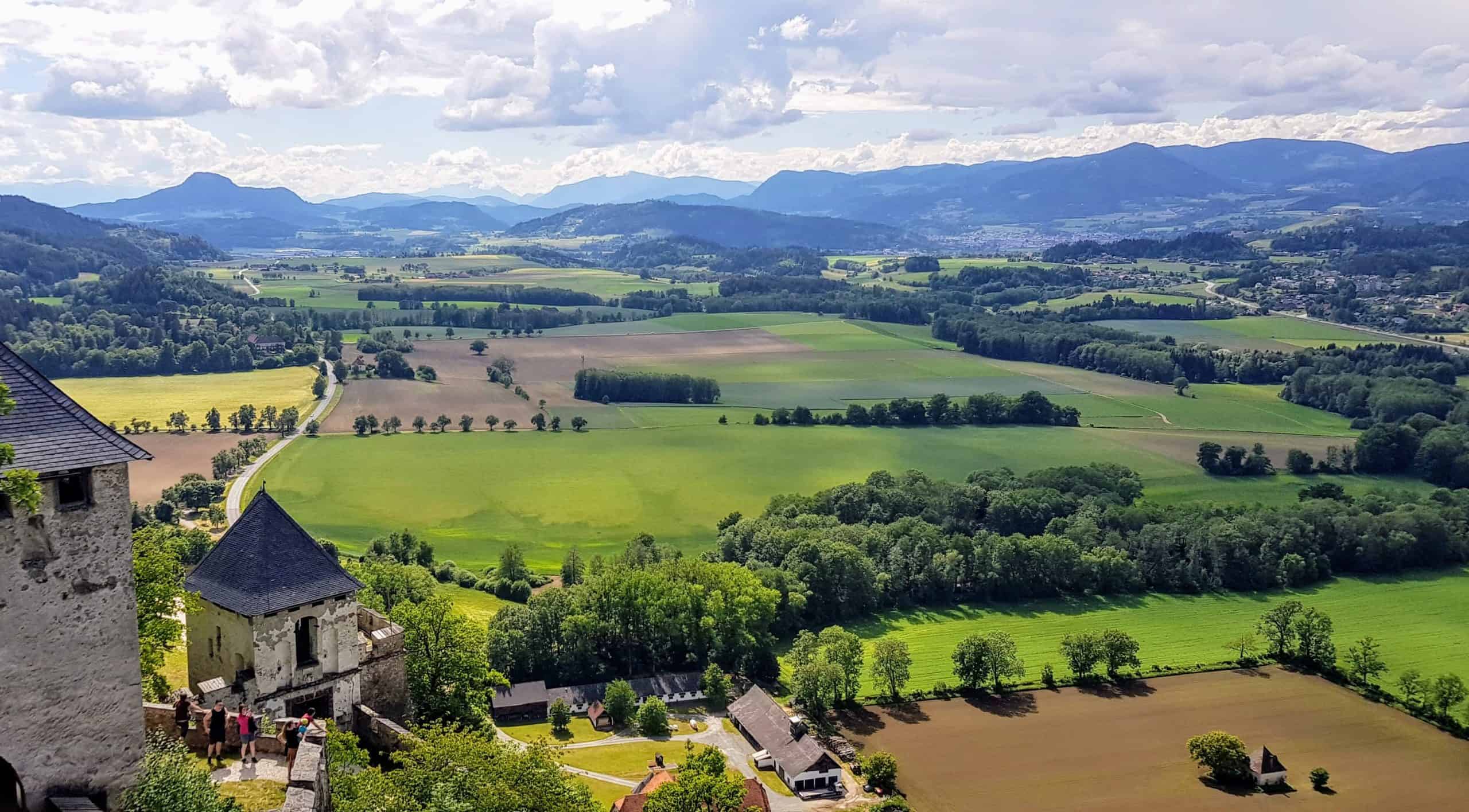 Landschaftstor mit Aussicht - eines der 14 Burgtore der Burg Hochosterwitz - Urlaub in Kärnten, Österreich