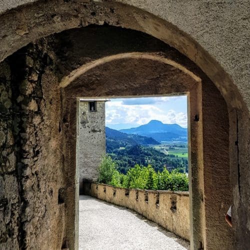 Blick durch Mauertor zum Waffentor auf der mittelalterlichen Burg Hochosterwitz - TOP Ausflugsziel in Kärnten