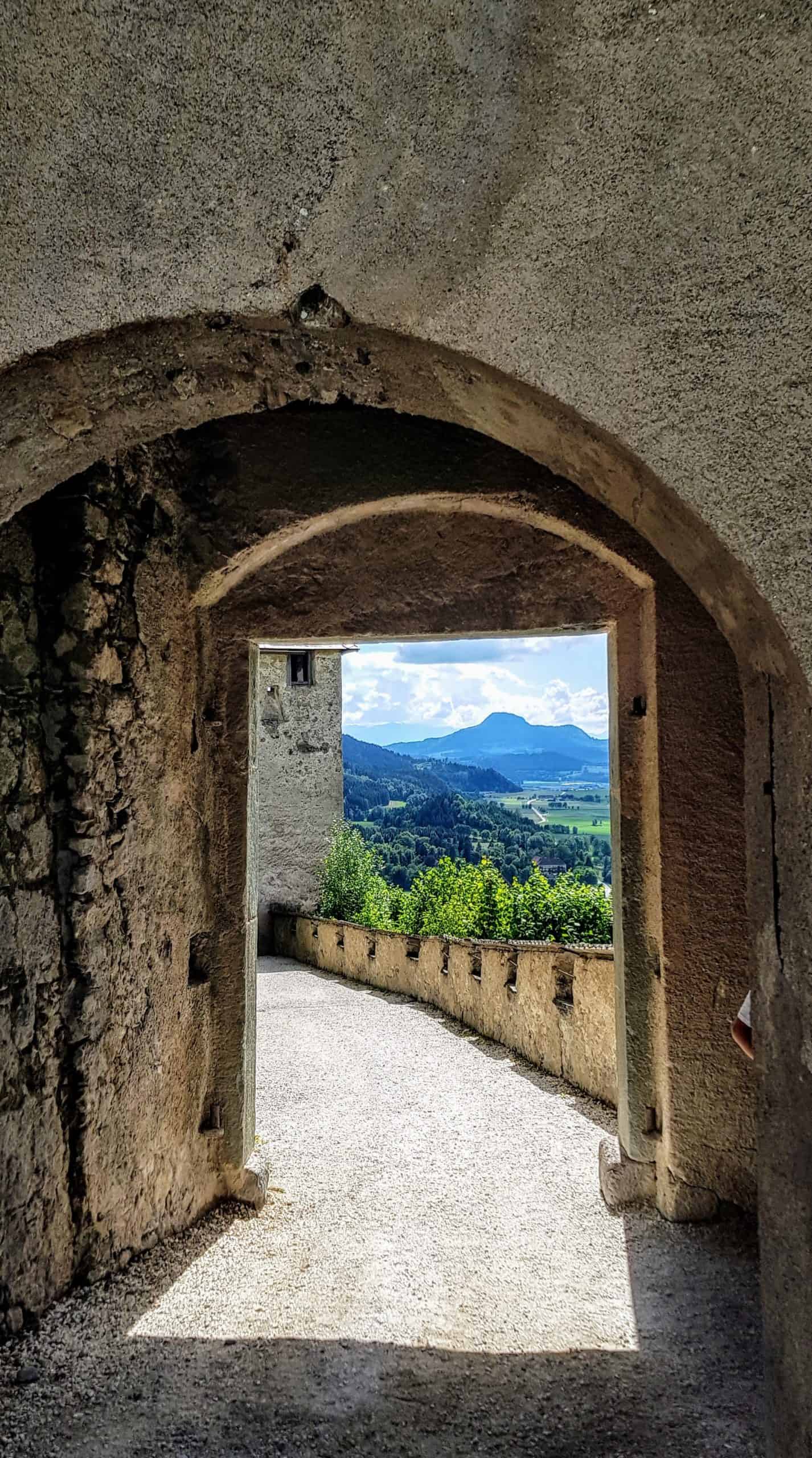 Blick durch Mauertor zum Waffentor auf der mittelalterlichen Burg Hochosterwitz - TOP Ausflugsziel in Kärnten