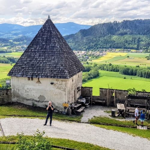 Familienausflug auf Burg Hochosterwitz. Blick vom Reisertor auf Schmiede und Landschaft in Kärnten