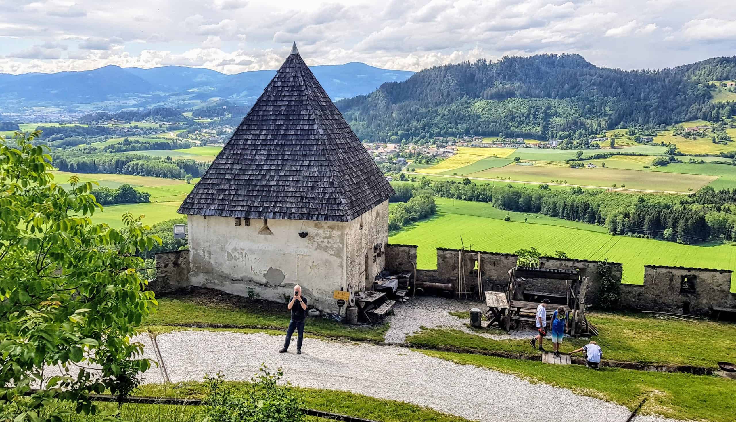 Familienausflug auf Burg Hochosterwitz. Blick vom Reisertor auf Schmiede und Landschaft in Kärnten