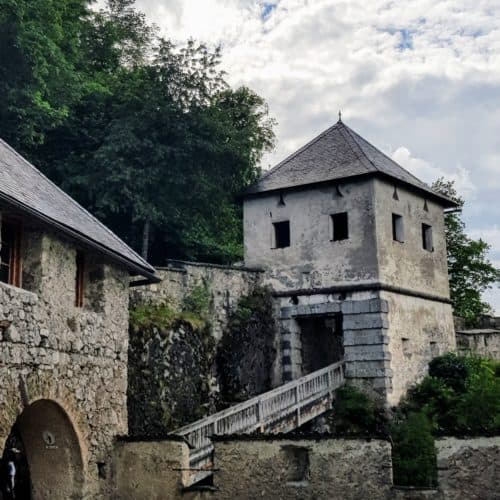 Khevenhüllertor vor Gardemuseum auf der familienfreundlichen Burg Hochosterwitz in Österreich.