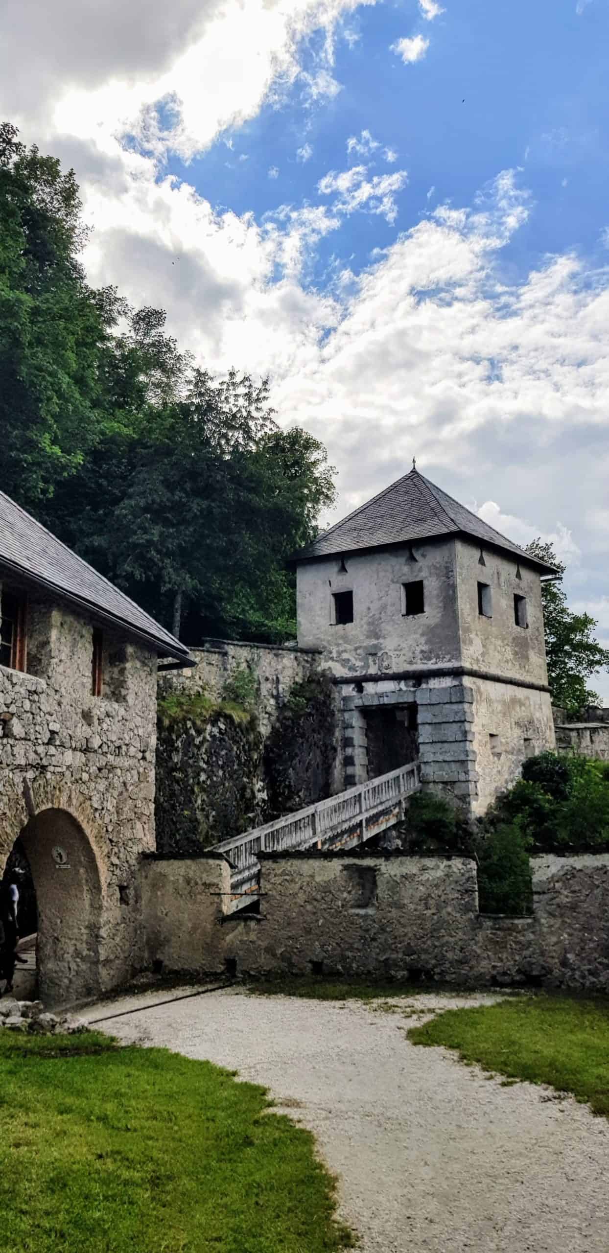 Khevenhüllertor vor Gardemuseum auf der familienfreundlichen Burg Hochosterwitz in Österreich.