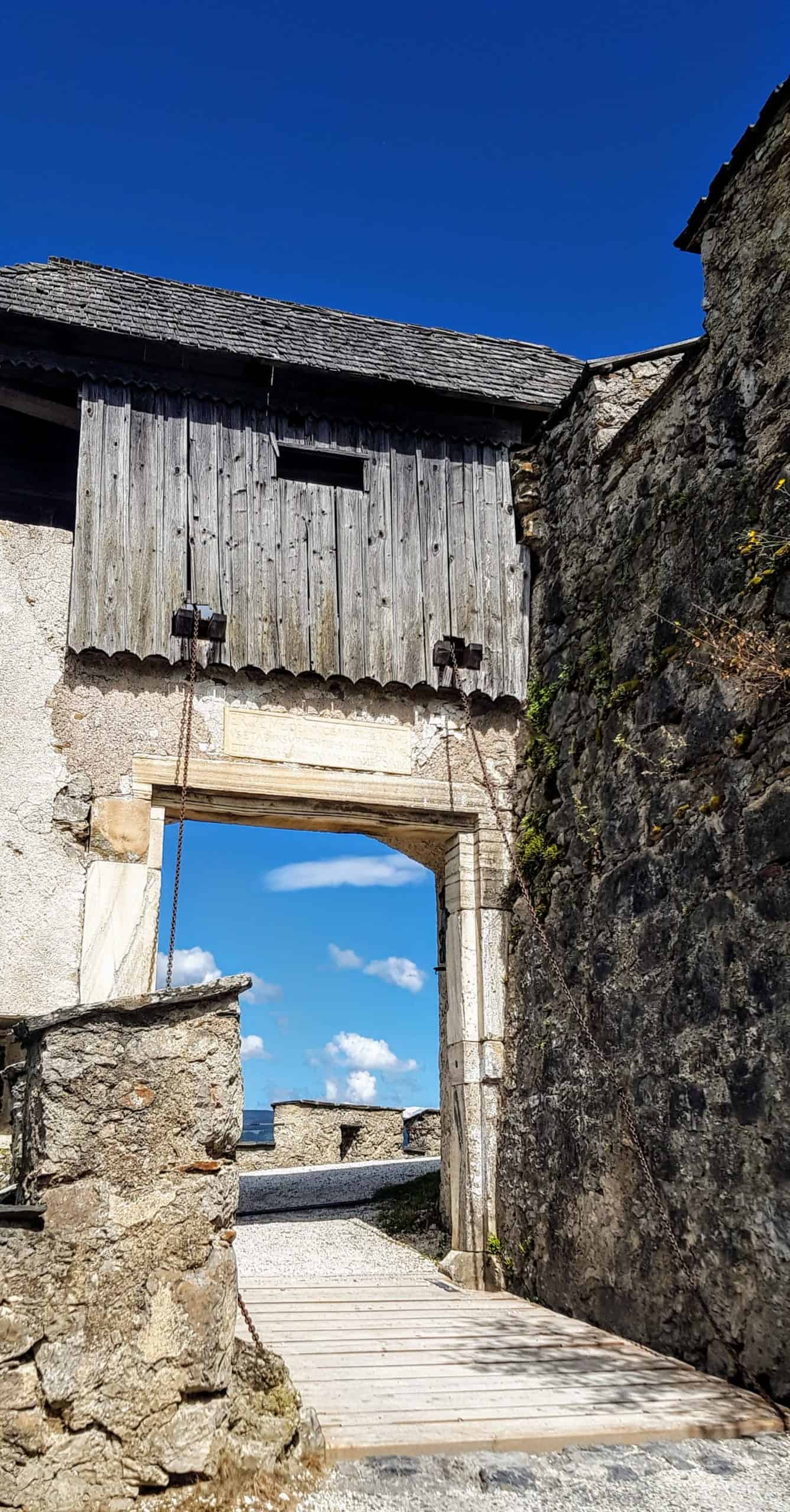 Brückentor - eines der 14 Burgtore der Burg Hochosterwitz in Kärnten, Nähe Klagenfurt am Wörthersee und St. Veit