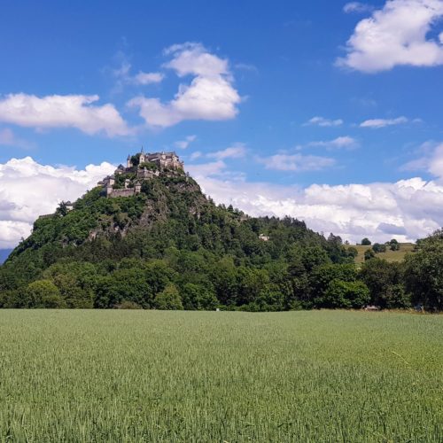 Ausflugsziel und Sehenswürdigkeit in Österreich - die mittelalterliche Burg Hochosterwitz in Kärnten