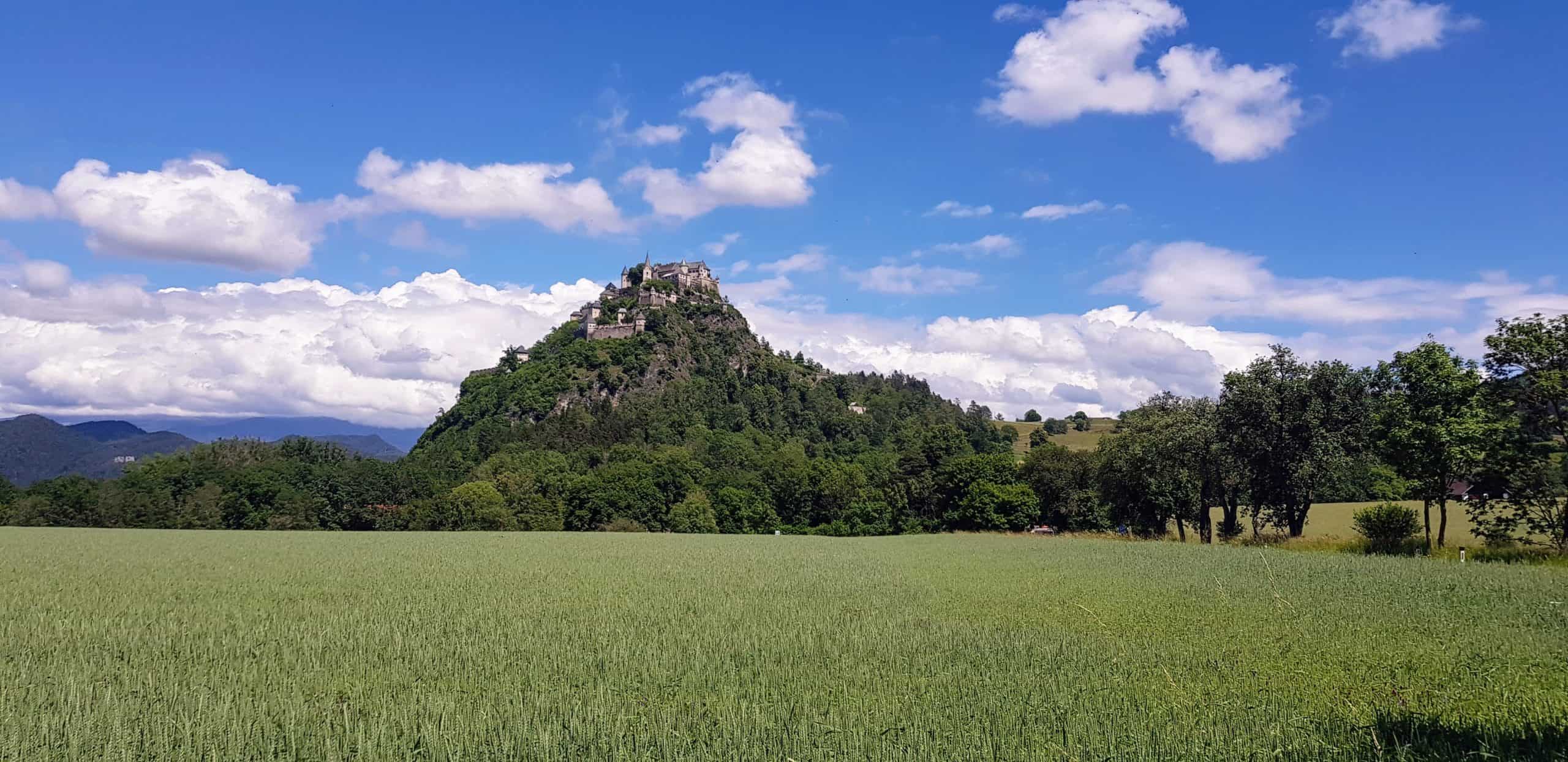 Ausflugsziel und Sehenswürdigkeit in Österreich - die mittelalterliche Burg Hochosterwitz in Kärnten