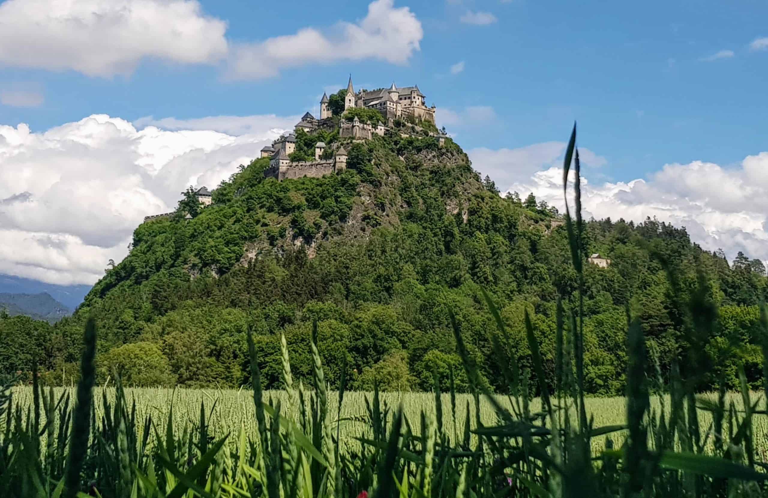 Burgen und Schlösser in Österreich - Burg Hochosterwitz. Mittelalterliche Burg auf Fels in Kärnten.