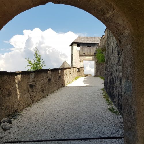 Blick durch Mauertor zum Brückentor auf der mittelalterlichen Burg Hochosterwitz - TOP Ausflugsziel in Kärnten