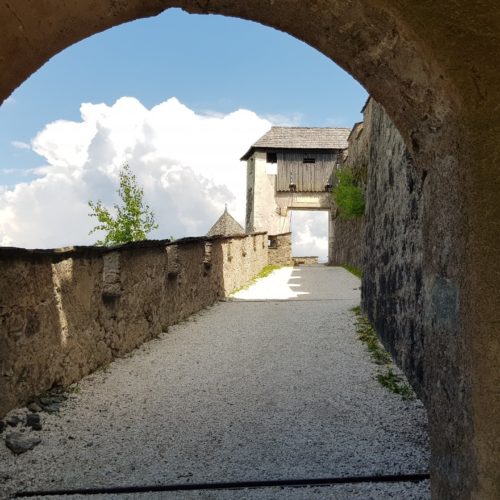 Blick durch Mauertor zum Brückentor auf der mittelalterlichen Burg Hochosterwitz - TOP Ausflugsziel in Kärnten