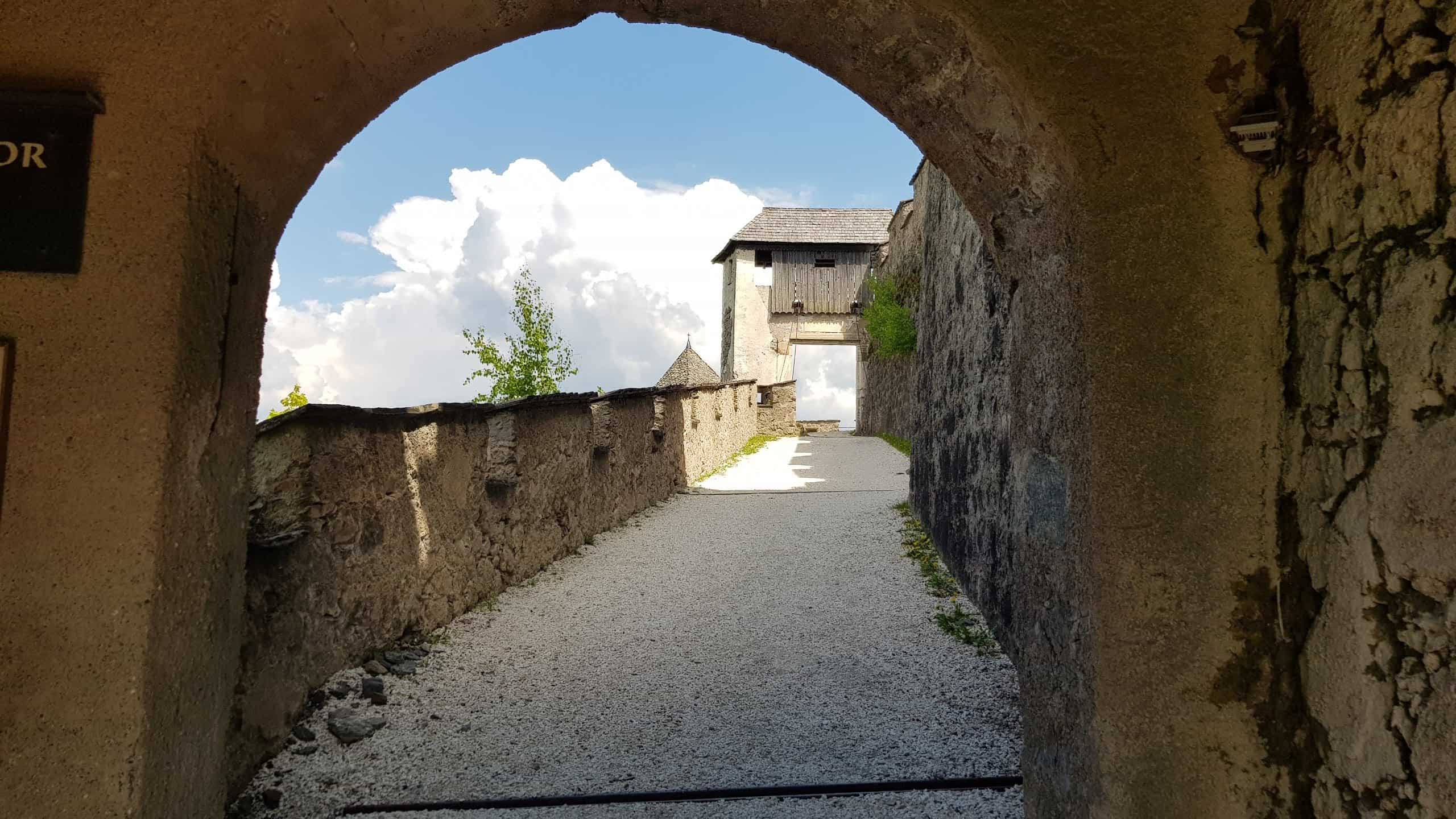 Blick durch Mauertor zum Brückentor auf der mittelalterlichen Burg Hochosterwitz - TOP Ausflugsziel in Kärnten