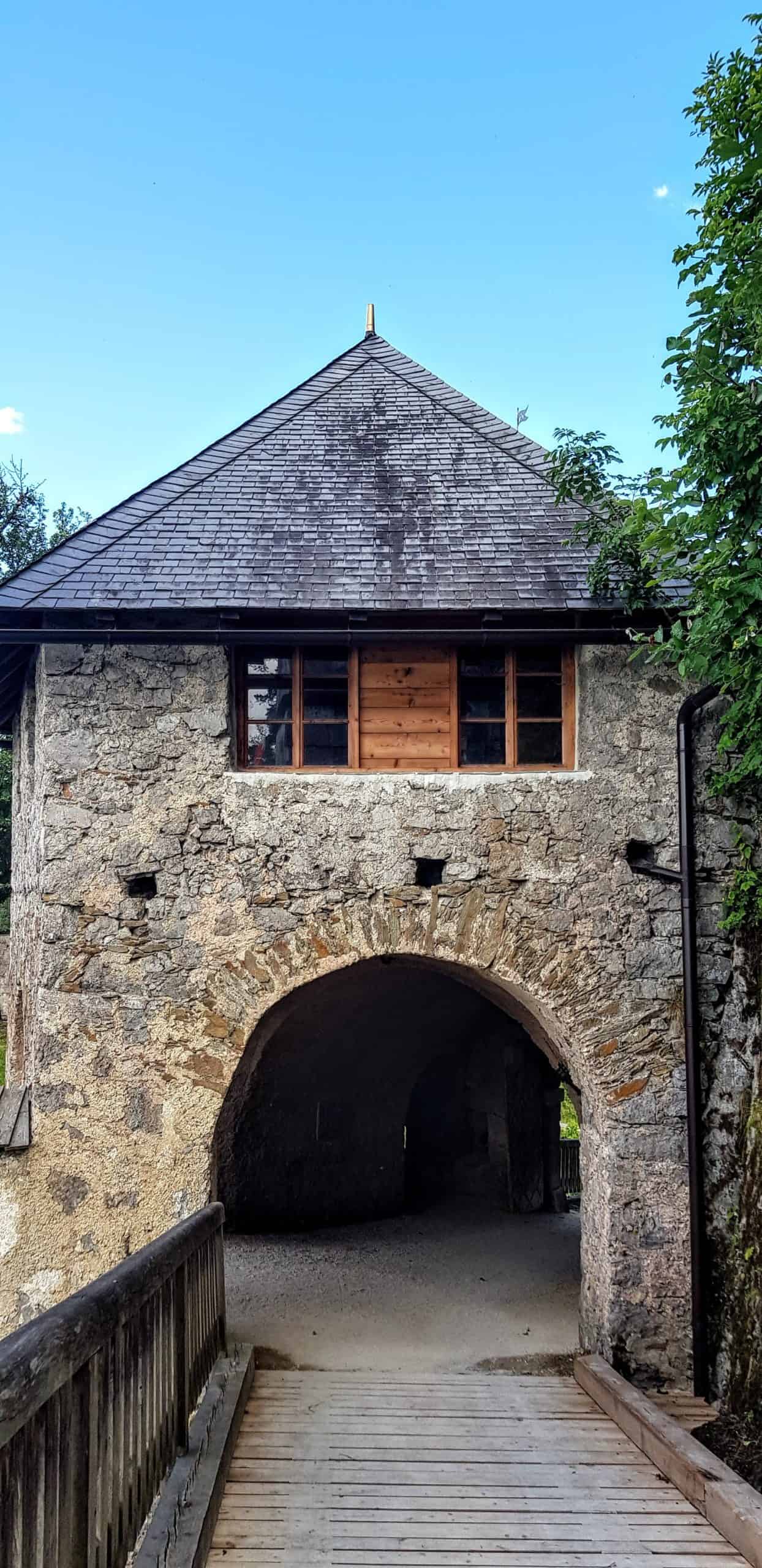 Engeltor - mittelalterliches Burgtor auf der Burg Hochosterwitz in der Nähe von Klagenfurt am Wörthersee in Kärnten