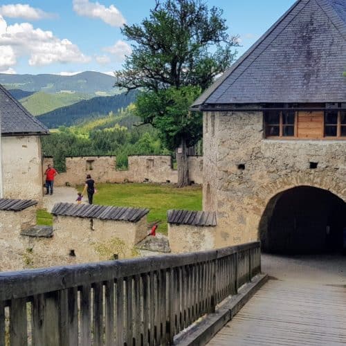 Durch Engeltor geht es zum Khevenhüller-Gardemuseum auf der Burg Hochosterwitz - Wahrzeichen in Kärnten, Nähe Klagenfurt