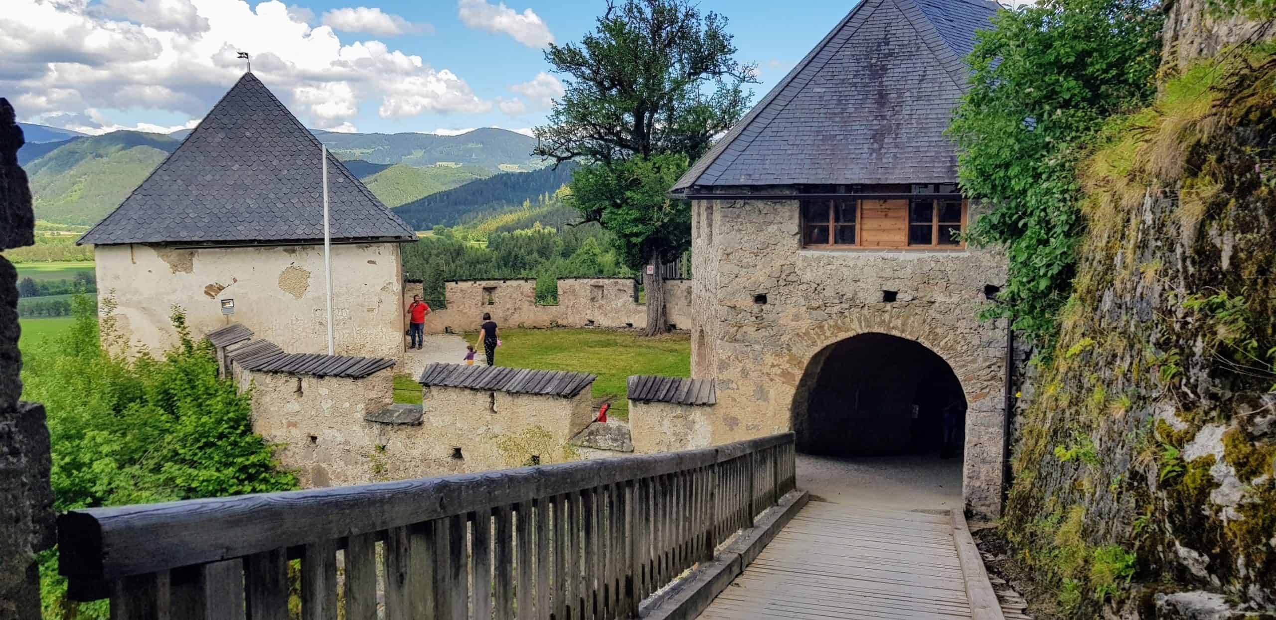 Durch Engeltor geht es zum Khevenhüller-Gardemuseum auf der Burg Hochosterwitz - Wahrzeichen in Kärnten, Nähe Klagenfurt