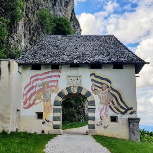 Familienausflüge in Kärnten - Burg Hochosterwitz. Eingang durch das Fähnrichtor - eines von 14 Toren auf die Burg