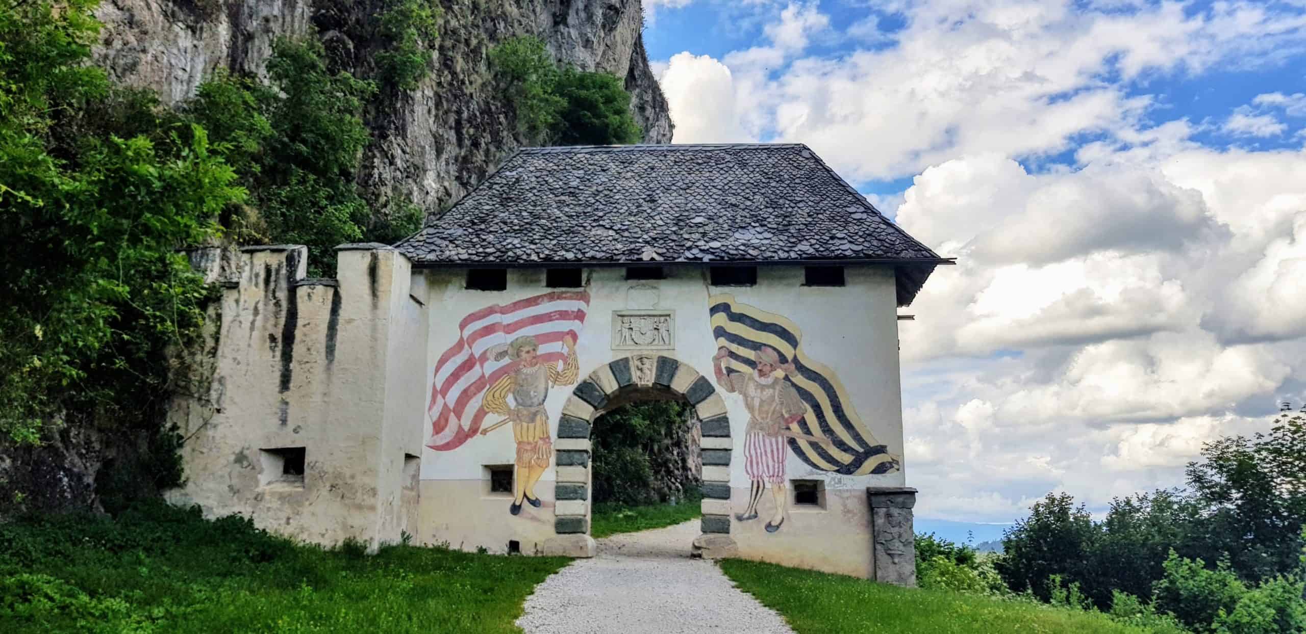 Familienausflüge in Kärnten - Burg Hochosterwitz. Eingang durch das Fähnrichtor - eines von 14 Toren auf die Burg