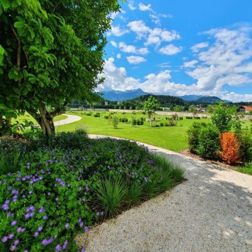 Garten im Schloss Rosegg mit Aussicht auf Tierpark und Karawanken in Österreich