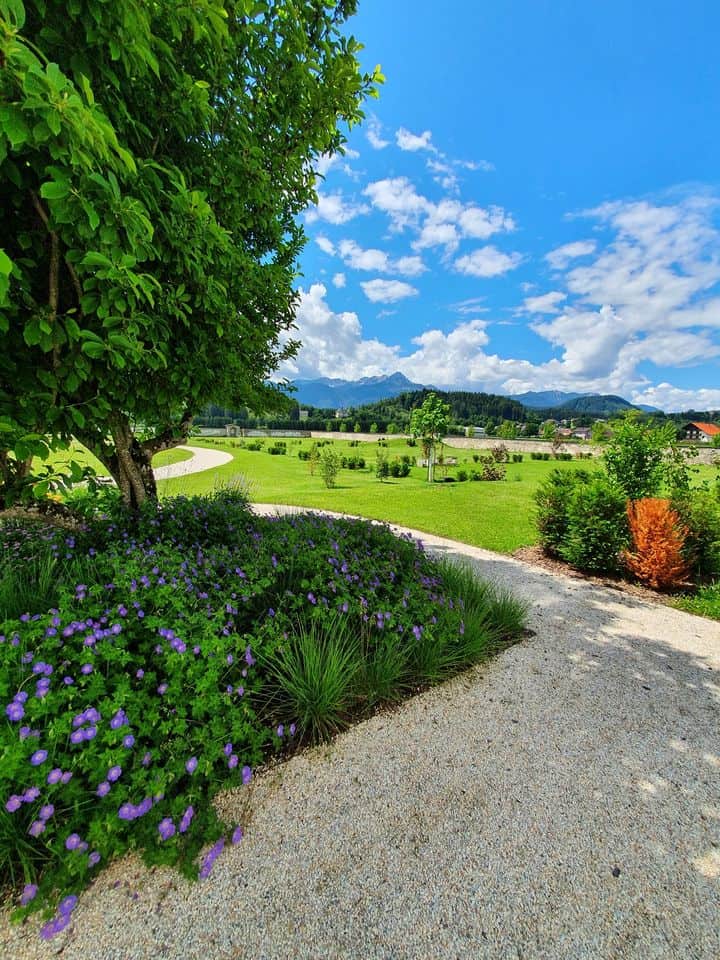 Garten im Schloss Rosegg mit Aussicht auf Tierpark und Karawanken in Österreich