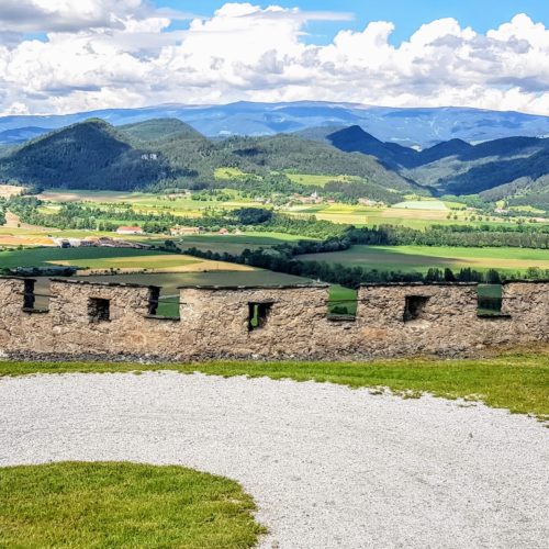 Landschaft Kärnten nach Brückentor auf der Burg Hochosterwitz mit Burgmauer