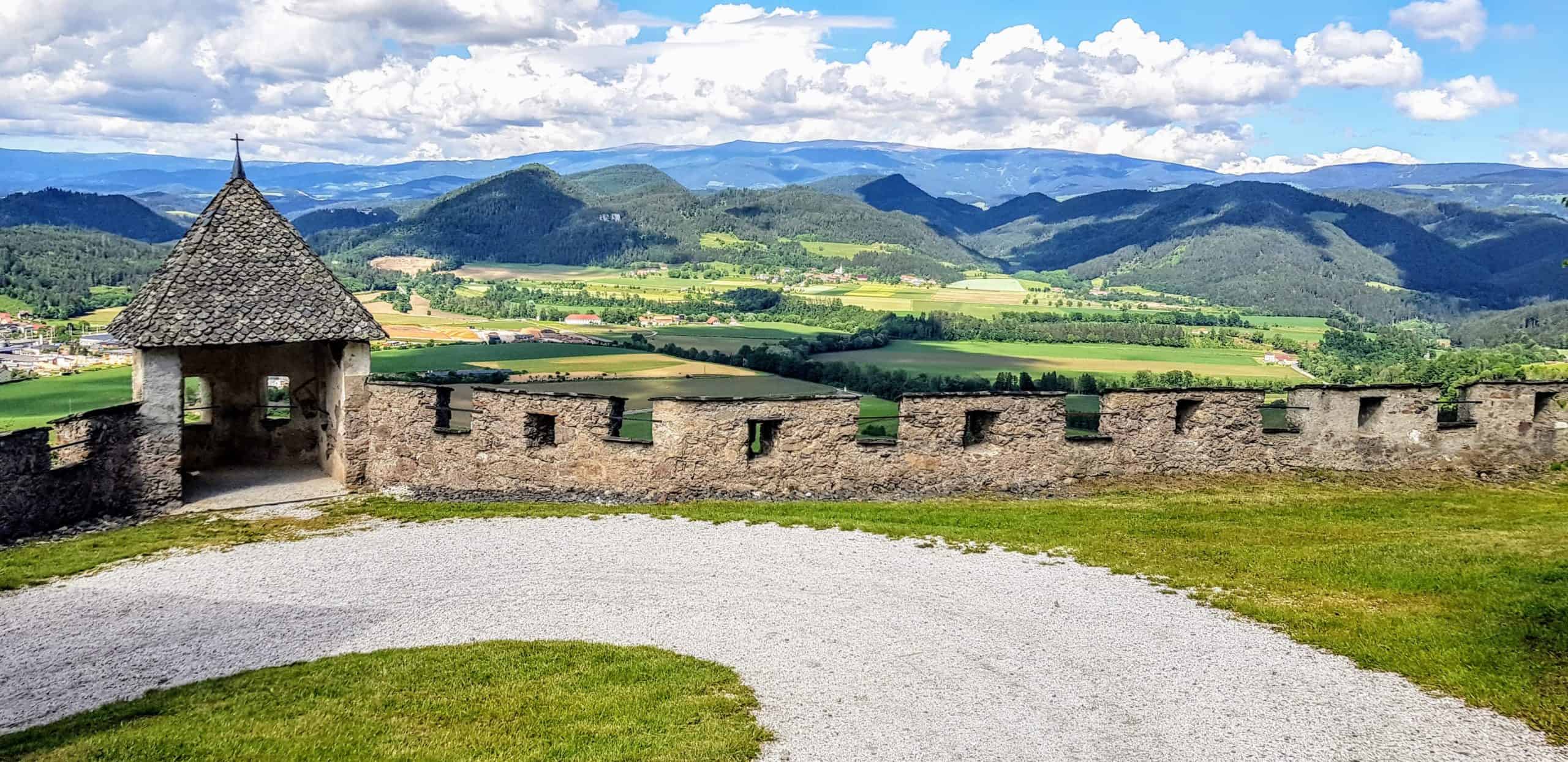 Landschaft Kärnten nach Brückentor auf der Burg Hochosterwitz mit Burgmauer