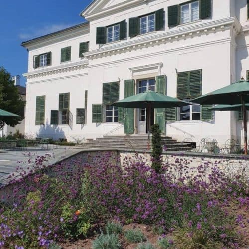 Hochzeiten, Feiern und Cafè im Schloss Rosegg in der Nähe von Velden am Wörthersee in Kärnten. Außenansicht Schloss mit Garten.