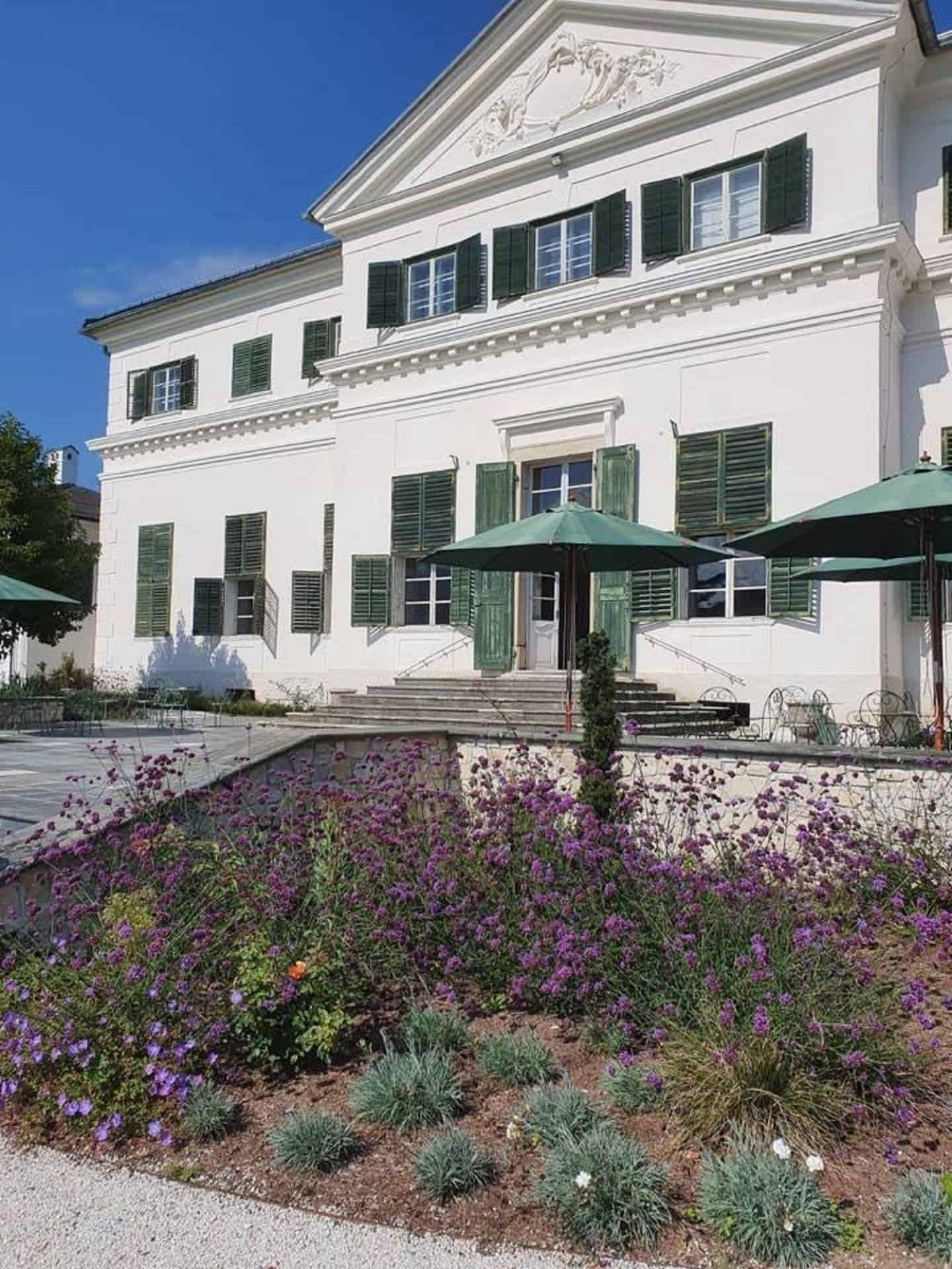 Hochzeiten, Feiern und Cafè im Schloss Rosegg in der Nähe von Velden am Wörthersee in Kärnten. Außenansicht Schloss mit Garten.