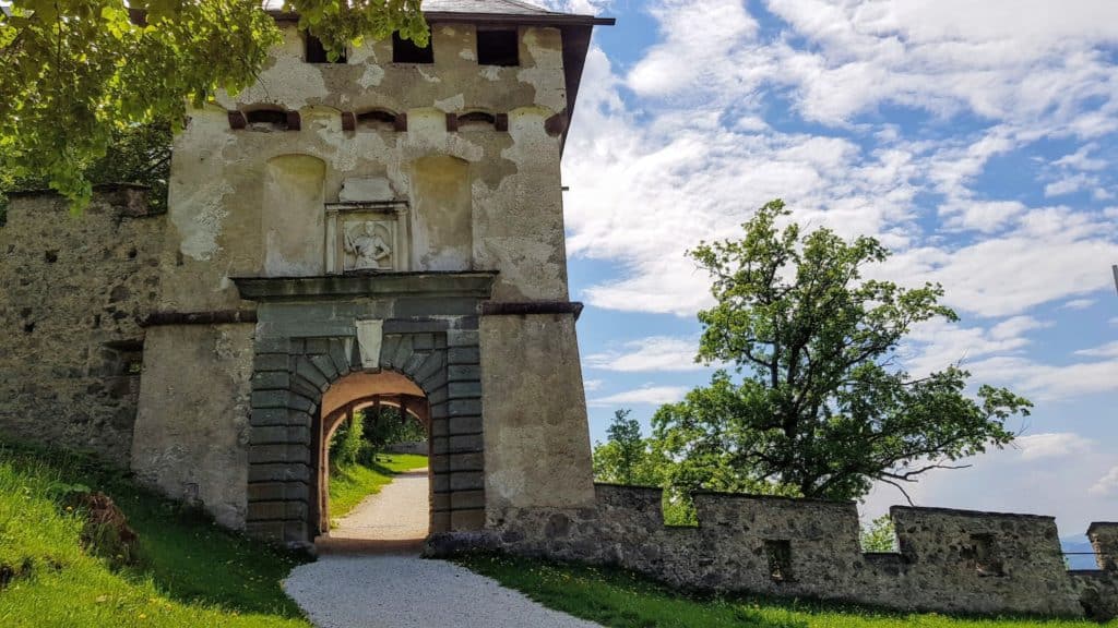 Khevenhüllertor auf die Burg Hochosterwitz in Österreich