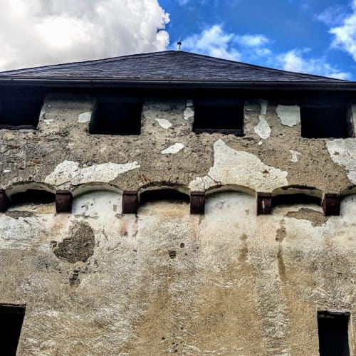 Wanderung auf die Burg Hochosterwitz - alte Mauern des Khevenhüllertors. Prächtigstes Tor des Ausflugsziels in Kärnten