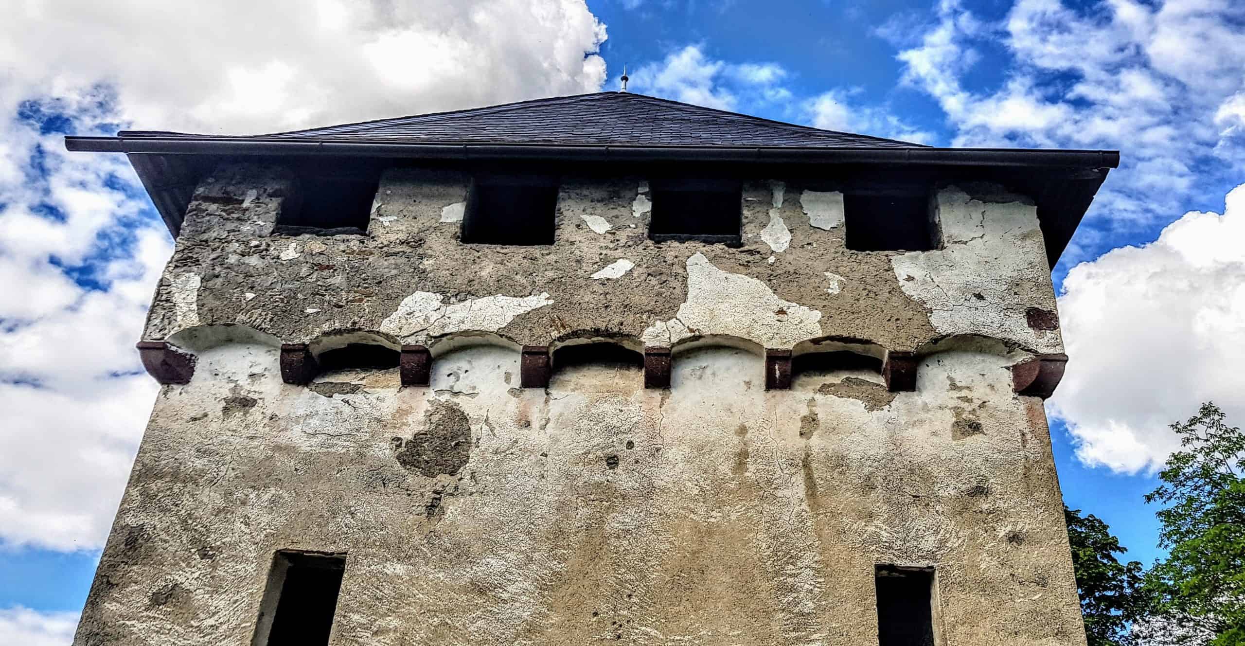 Wanderung auf die Burg Hochosterwitz - alte Mauern des Khevenhüllertors. Prächtigstes Tor des Ausflugsziels in Kärnten