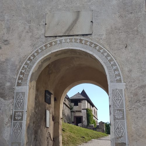Kirchentor auf Mittelalter-Burg Hochosterwitz in Kärnten. Ausflugsziel Nähe Klagenfurt und St. Veit