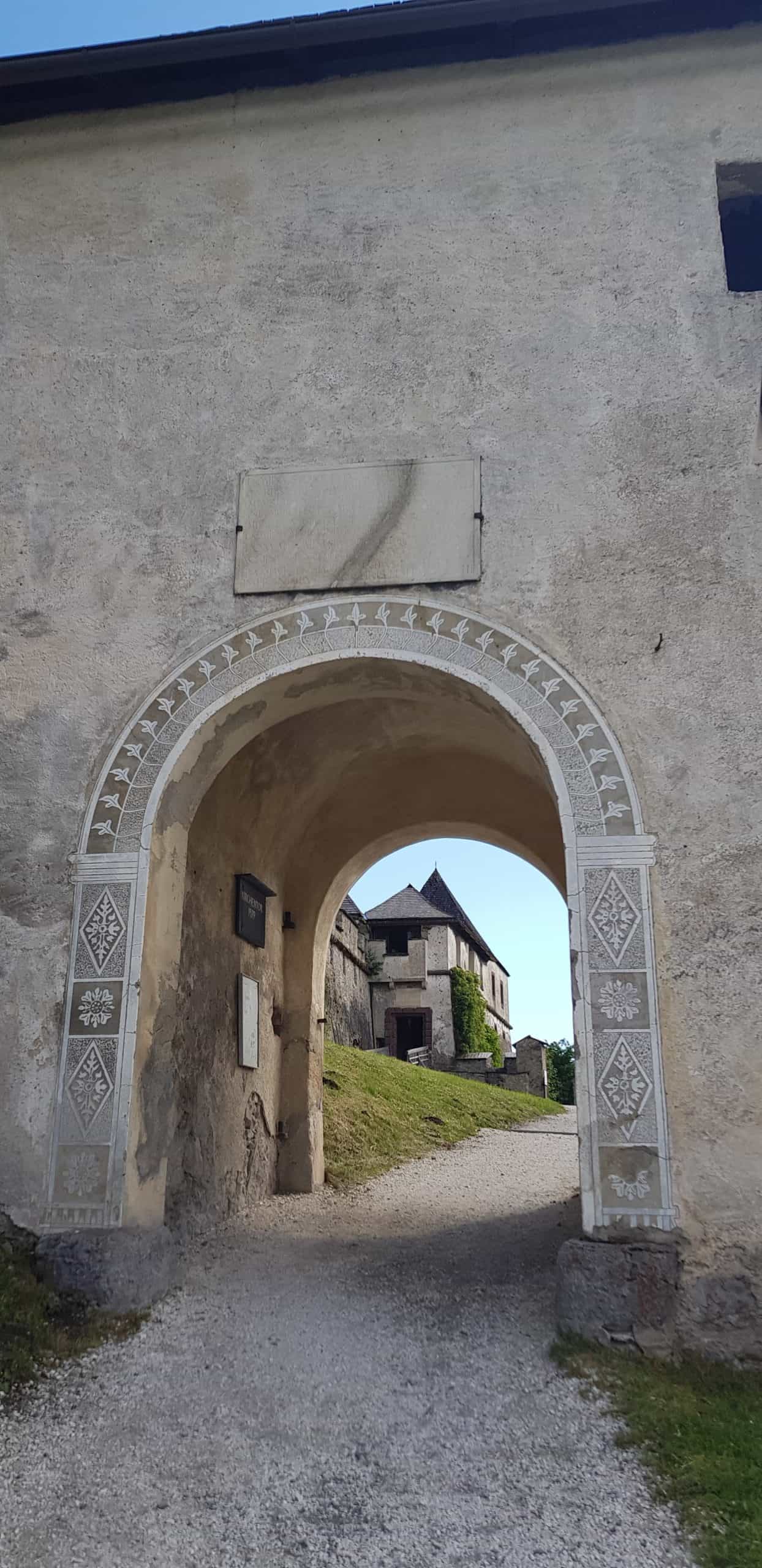 Kirchentor auf Mittelalter-Burg Hochosterwitz in Kärnten. Ausflugsziel Nähe Klagenfurt und St. Veit