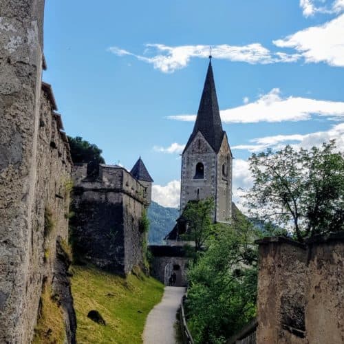 Burgkirche bei Wanderung auf Burg Hochosterwitz durch Burgtore in Kärnten. Ausflugsziel in der Nähe von St. Veit