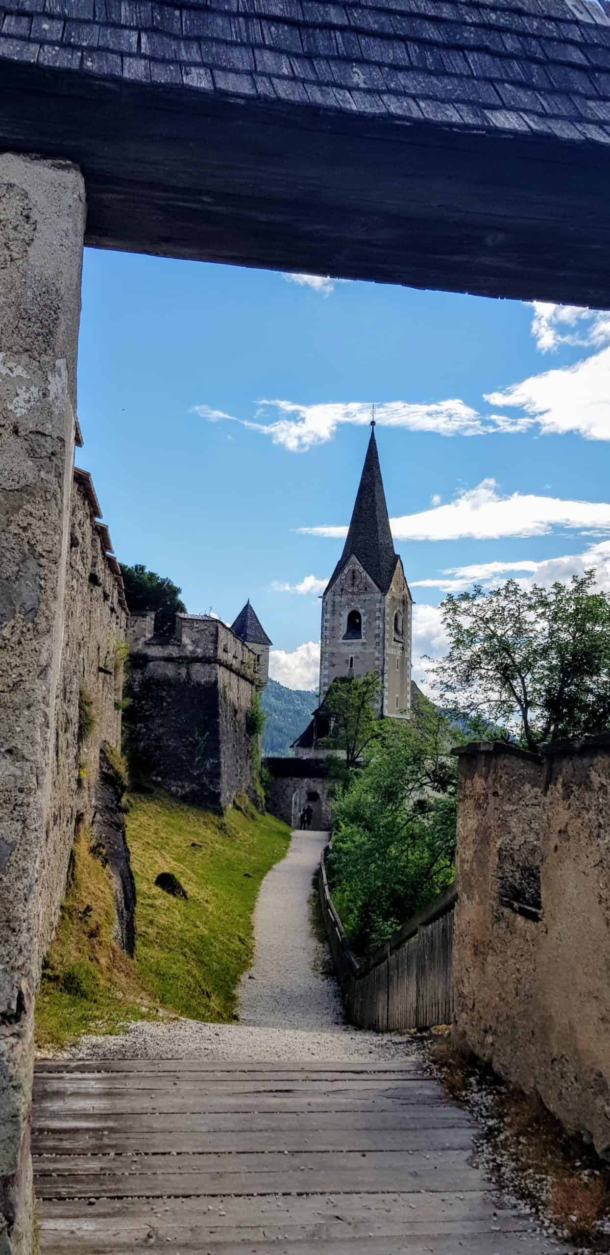 Burgkirche bei Wanderung auf Burg Hochosterwitz durch Burgtore in Kärnten. Ausflugsziel in der Nähe von St. Veit