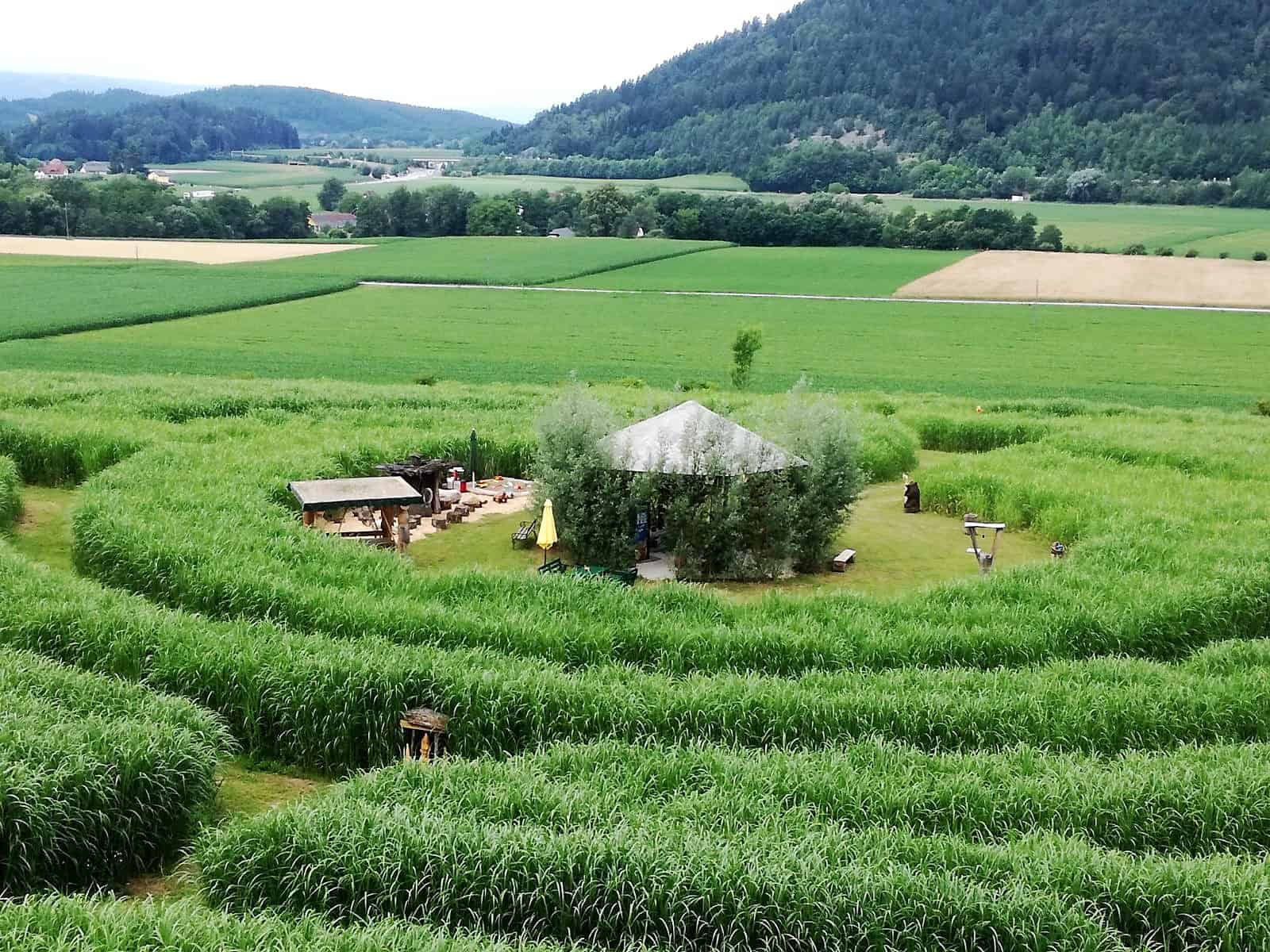 Labyrinth & Kinderspielplatz im Elefantengras bei Völkermarkt in Kärnten, Österreich