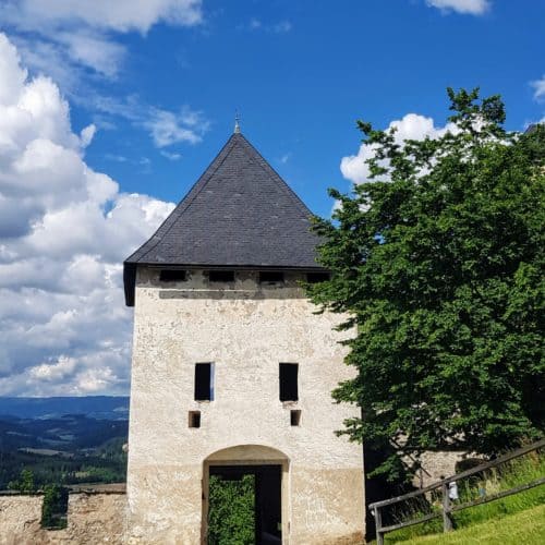 Rückseite Landschaftstor Burg Hochosterwitz. Familienausflugsziel in Kärnten, Nähe Klagenfurt