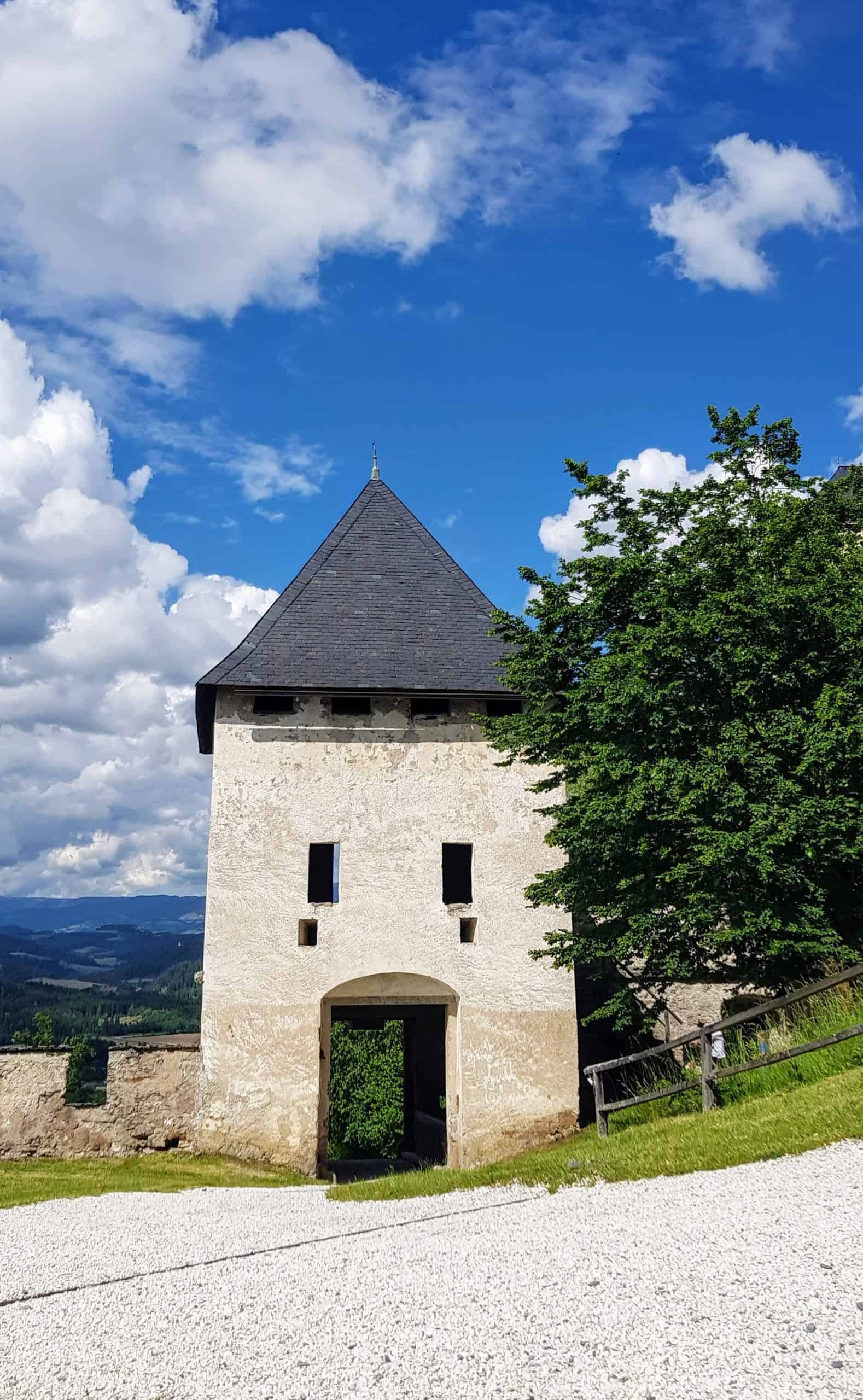 Rückseite Landschaftstor Burg Hochosterwitz. Familienausflugsziel in Kärnten, Nähe Klagenfurt