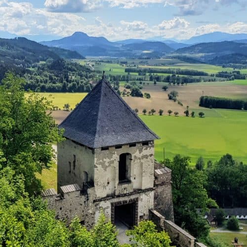 Mittelalterliche Ausflugsziele in Österreich: Burg Hochosterwitz. Landschaftstor und Blick auf Landschaft in Kärnten.