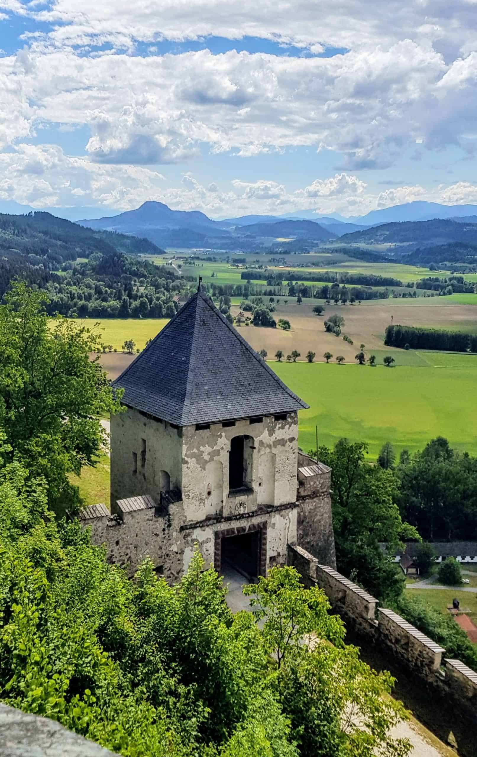 Mittelalterliche Ausflugsziele in Österreich: Burg Hochosterwitz. Landschaftstor und Blick auf Landschaft in Kärnten.